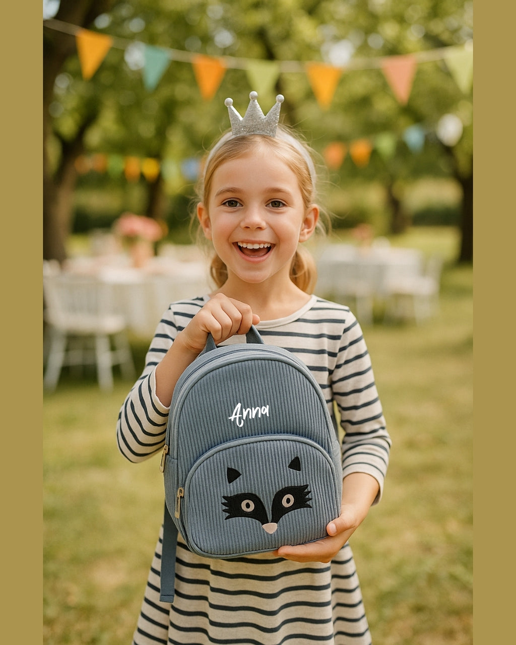 Barn bär personlig ryggsäck med broderat namn och rävmotiv