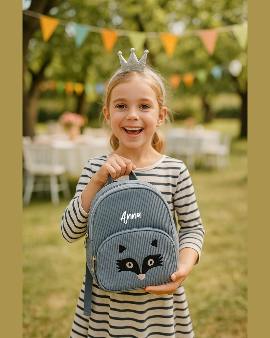 Barn bär personlig ryggsäck med broderat namn och rävmotiv