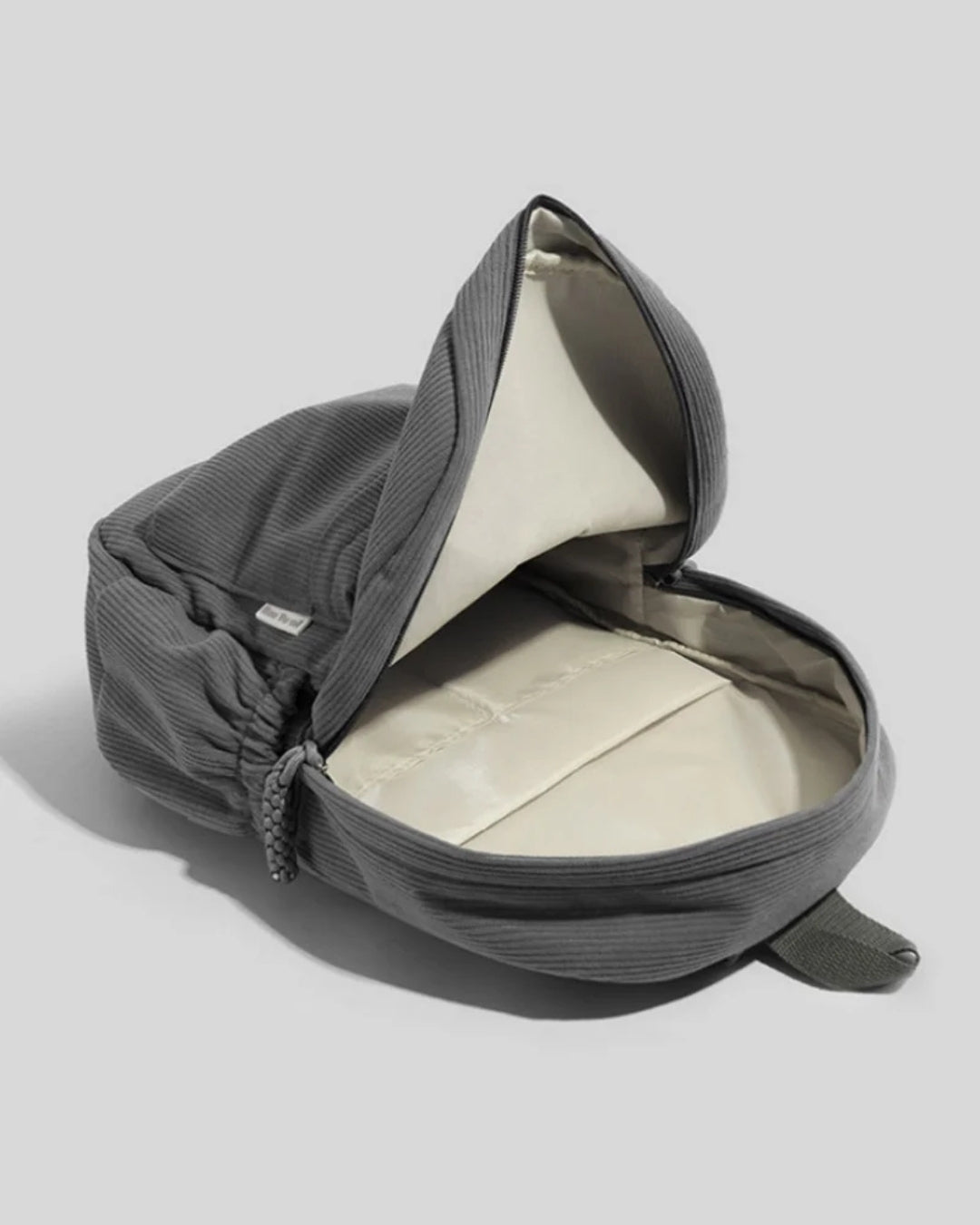 Öppet huvudfack med vaddering; rymlig insida som är lätt att packa.