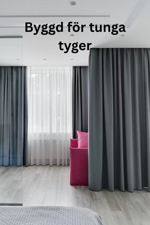 Tunga grå gardiner upphängda på diskret självhäftande skena i vardagsrum