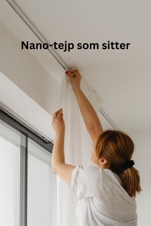 Närbild: nano-tejp som fäster gardinskenan mot väggen