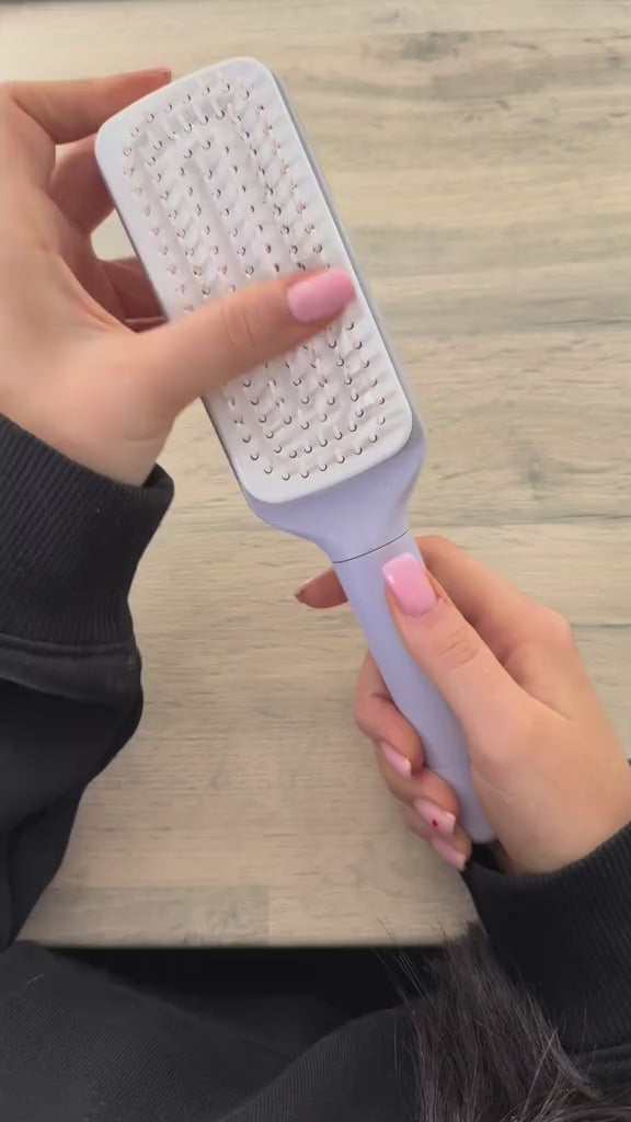 Video: tryck på knappen så lossnar hårstrån – ren borste på sekunden