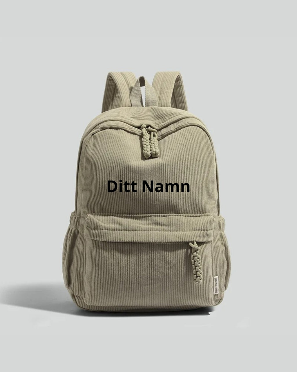 Olivgrön korduroyryggsäck med text ”Ditt Namn” – huvudbild på personlig skolryggsäck