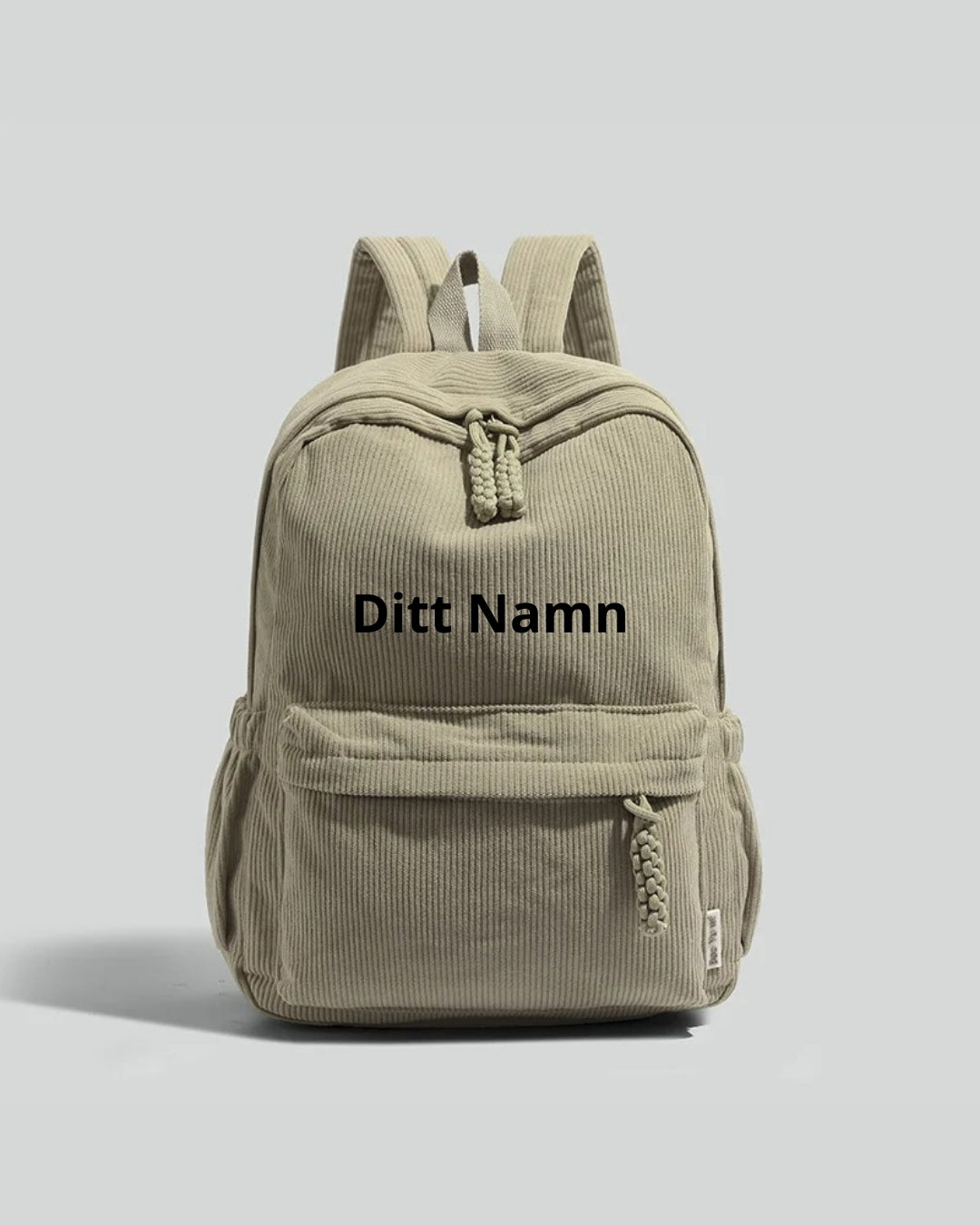 Olivgrön korduroyryggsäck med text ”Ditt Namn” – huvudbild på personlig skolryggsäck