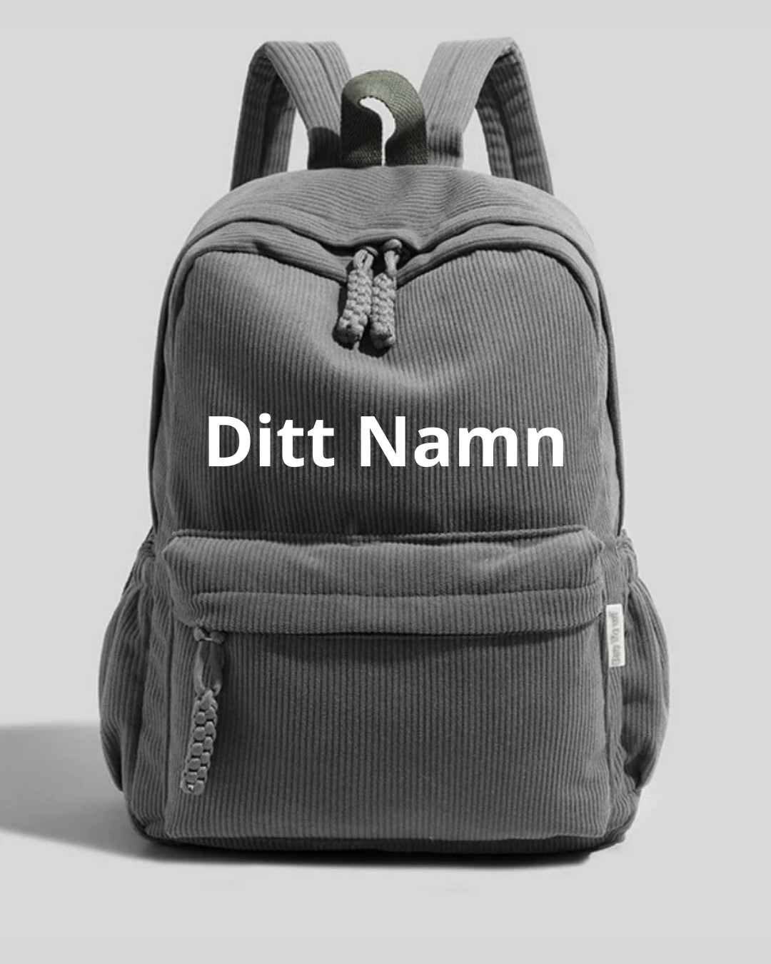 Grå ryggsäck med broderad text ”Ditt Namn” – färgvariant/namnexempel.