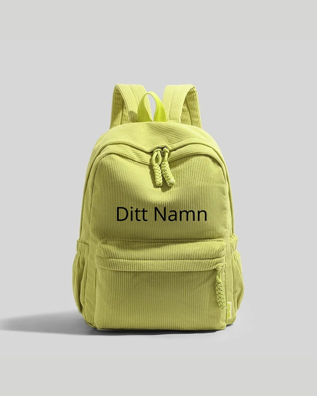 Ljus grön ryggsäck med broderad text ”Ditt Namn” – färgvariant/namnexempel.