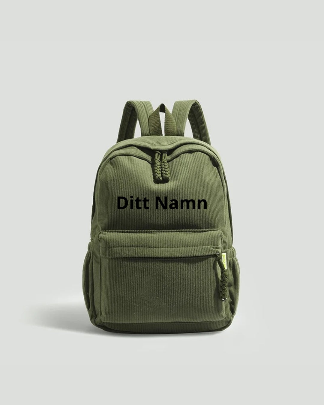 Mörkgrön ryggsäck med broderad text ”Ditt Namn” – färgvariant/namnexempel.