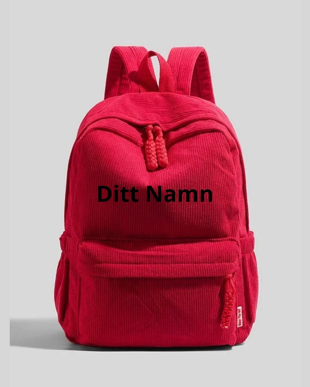Röd ryggsäck med broderad text ”Ditt Namn” – färgvariant/namnexempel.