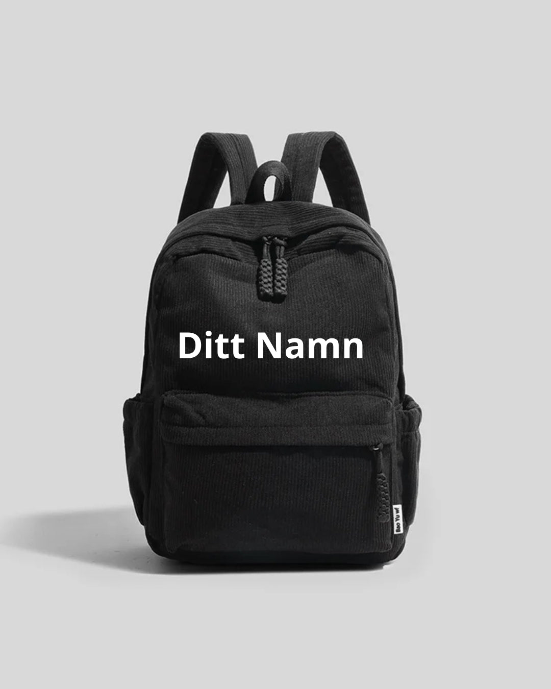 Svart ryggsäck med broderad text ”Ditt Namn” – färgvariant/namnexempel.