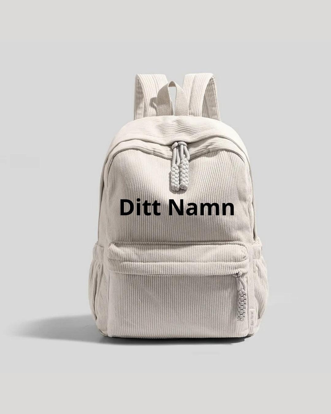 Vit ryggsäck med broderad text ”Ditt Namn” – färgvariant/namnexempel.